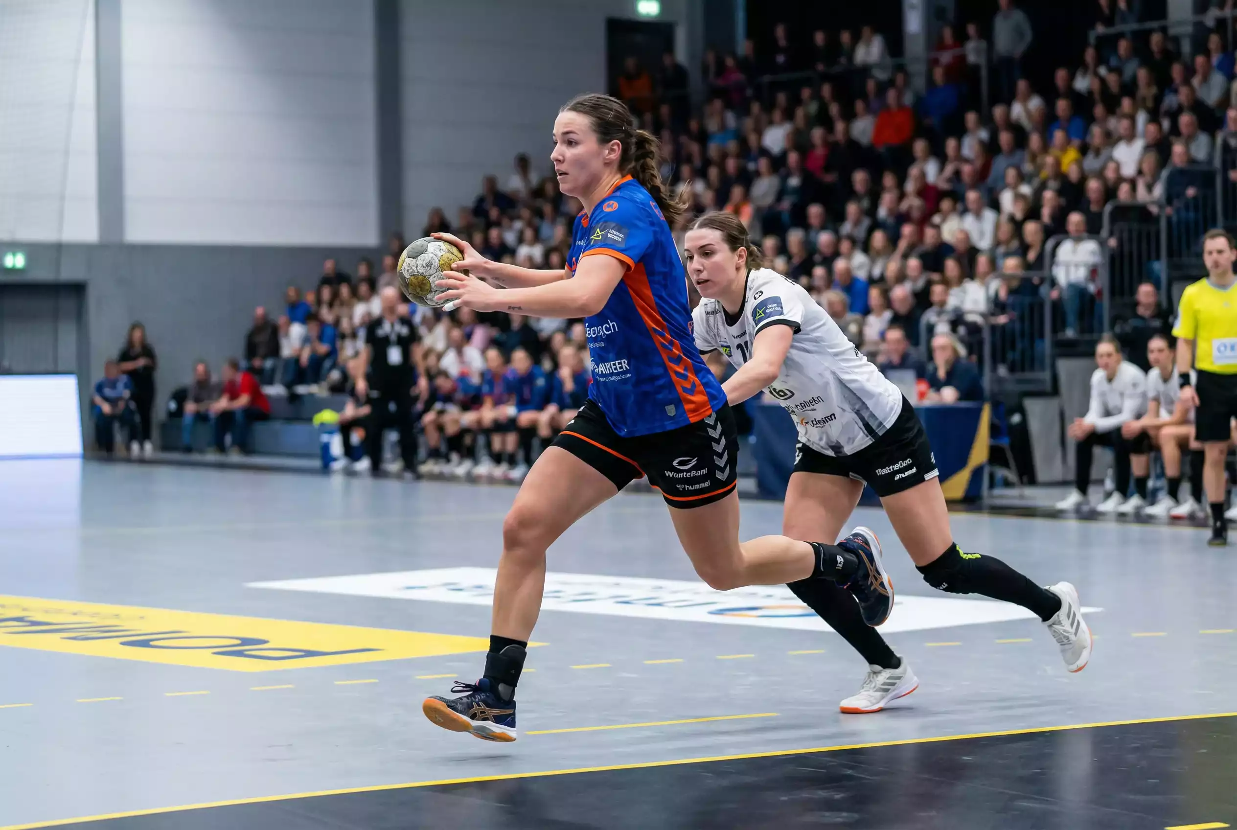 Handball Frauen Wetten: Spielerin wirft auf das Tor in der Frauen-Bundesliga