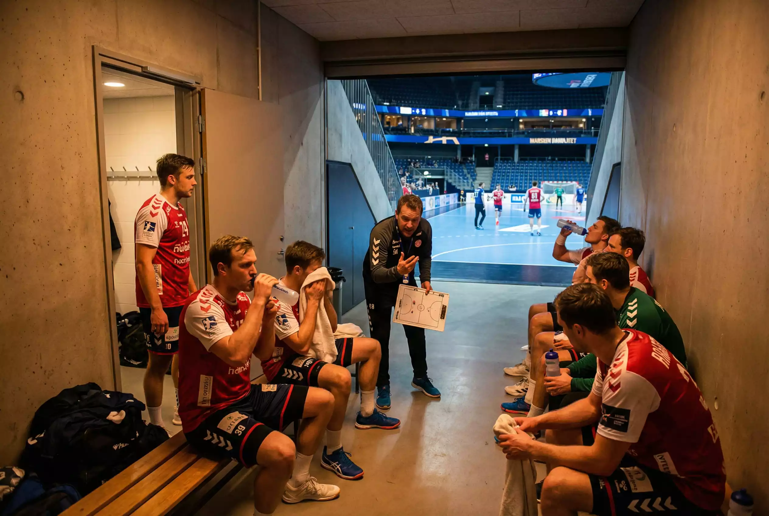 Handball Halbzeit Wetten: Handballspieler während der Halbzeitpause in der Kabine