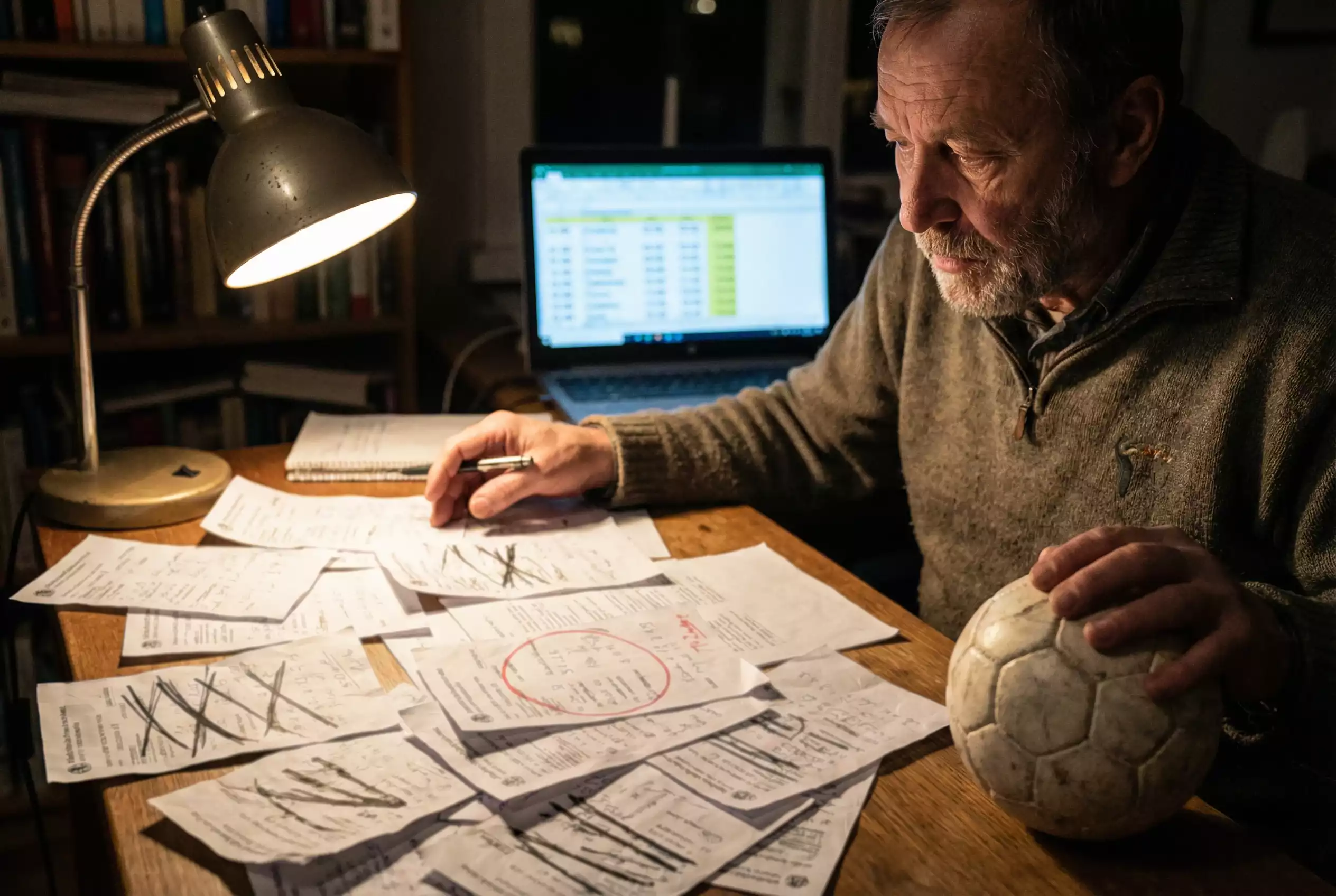 Handball Kombiwetten: Mehrere Wettscheine auf einem Tisch neben einem Handball