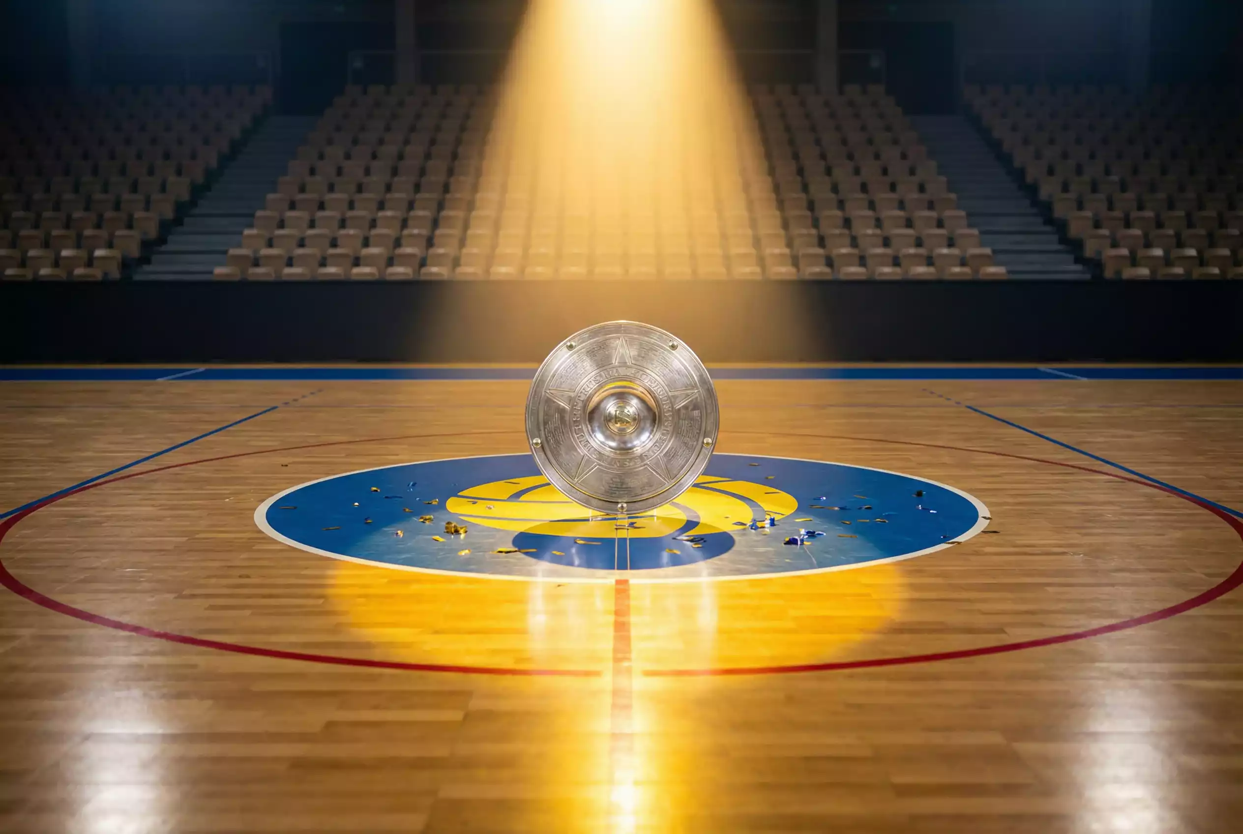 Handball Langzeitwetten: Meisterschale auf dem Spielfeld einer Handballhalle