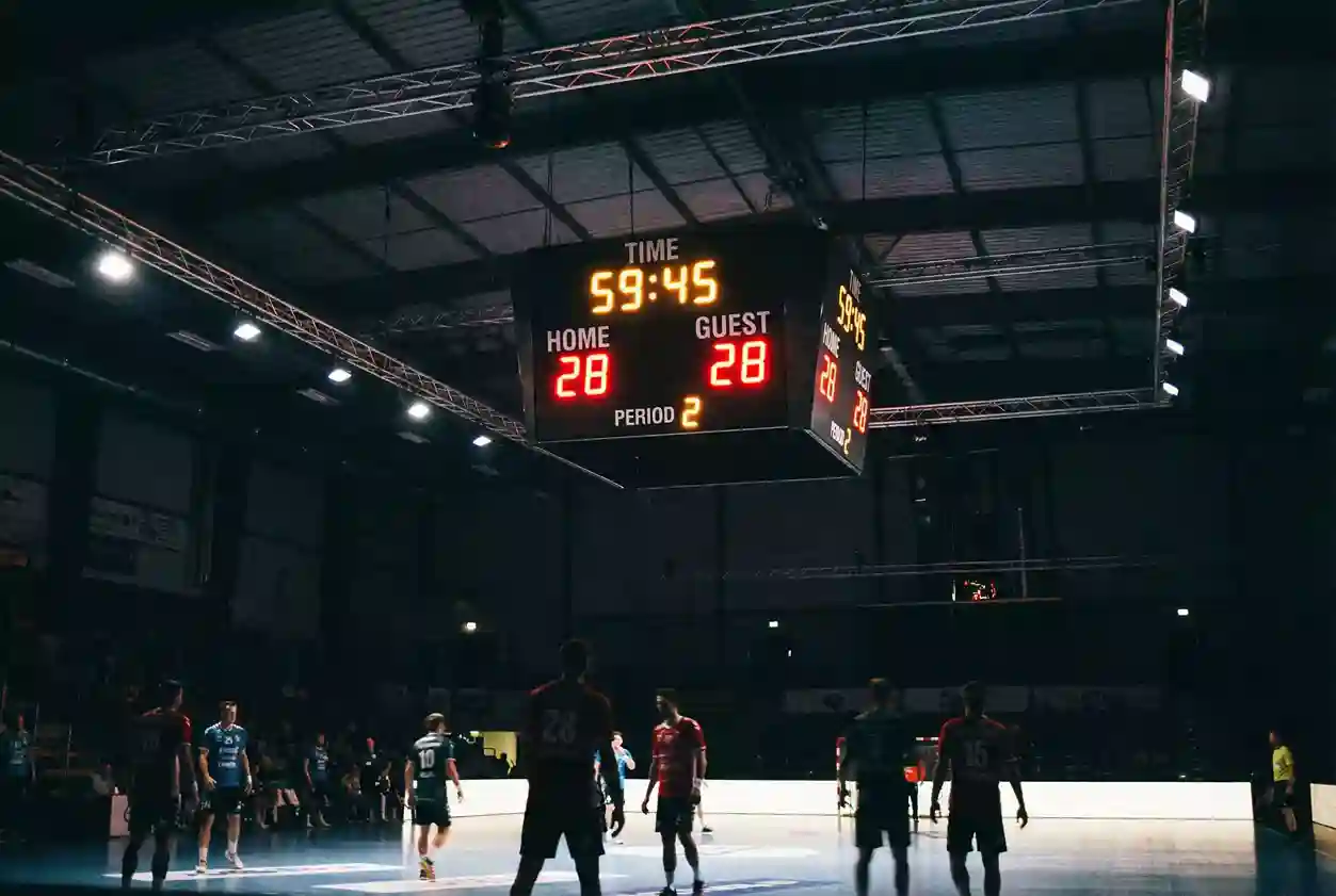 Handball Unentschieden Wetten: Anzeigetafel mit Gleichstand in einer Handballhalle