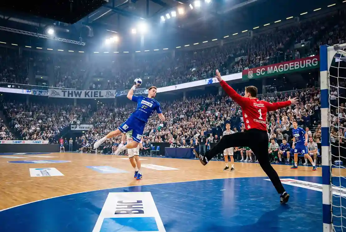 Handball-Spielszene in einer Bundesliga-Arena mit vollen Zuschauertribuenen