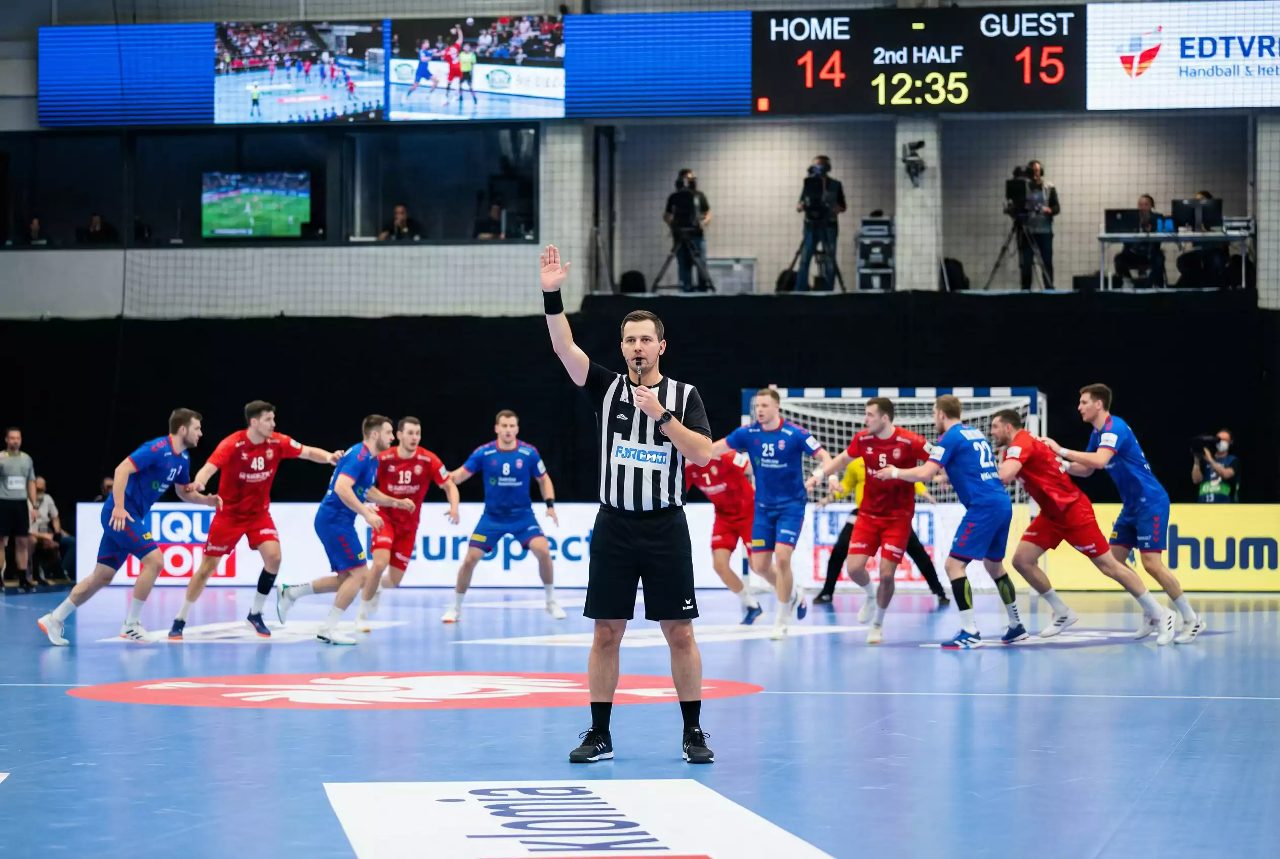 Match-Fixing Handball: Schiedsrichter beobachtet aufmerksam das Spielgeschehen